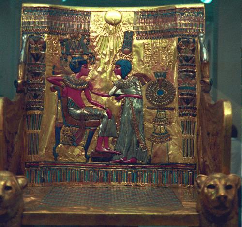 Le disque solaire Aton tend la croix de vie à pharaon et à son épouse