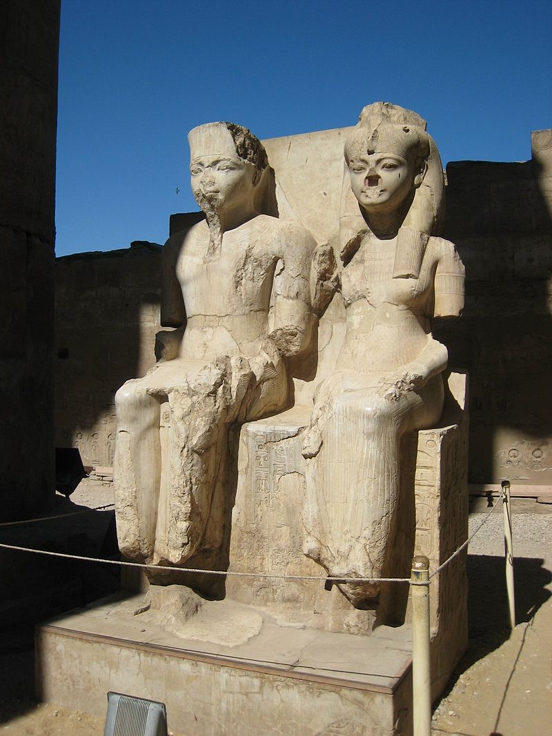 Statues représentant le jeune Toutânkhamon et son épouse Ânkhesenamon