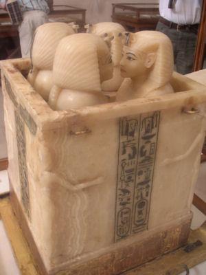 Vases canopes de Toutankhamon exposé au musée du Caire