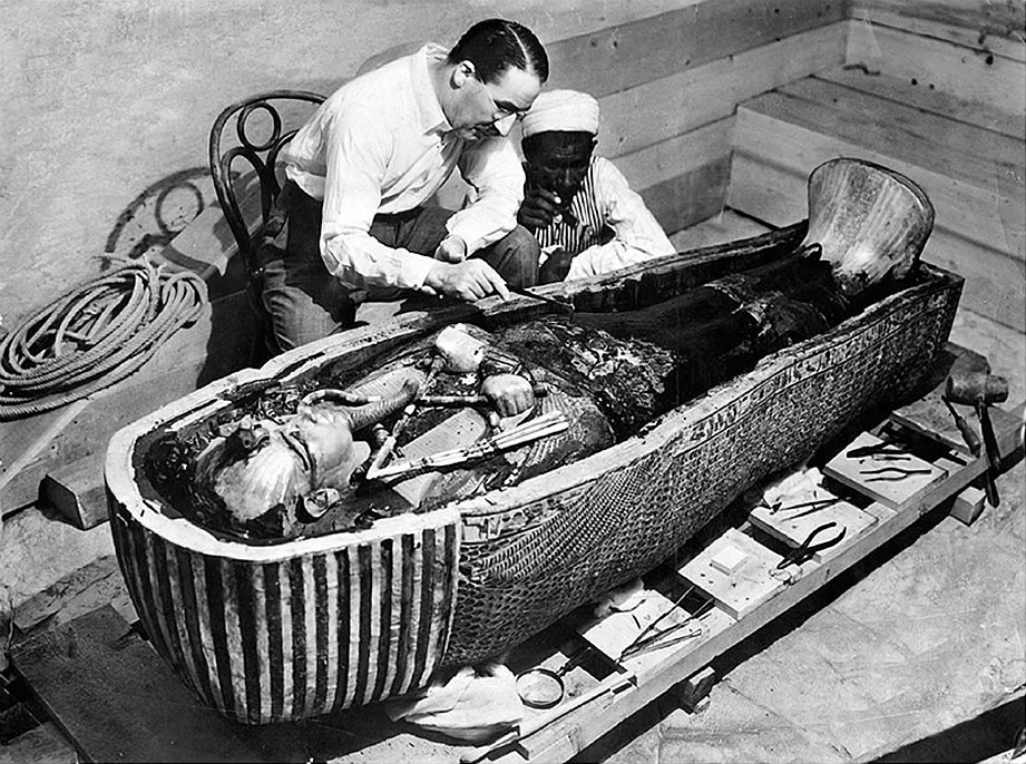 Howard Carter nettoyant un sarcophage de Toutankhamon