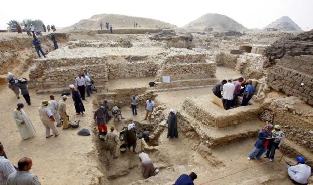 Les travailleurs sur le site de la pyramide