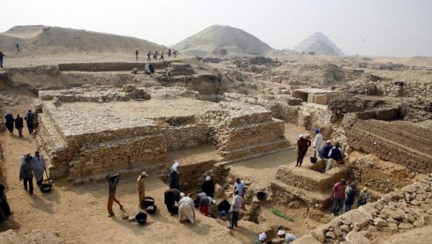 Les travailleurs sur le site de la pyramide