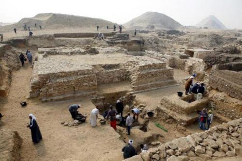 Les travailleurs sur le site de la pyramide