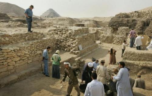 Zahi Hawas, surveillant les fouilles
