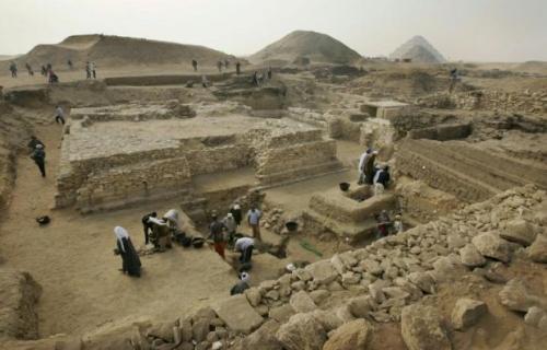 Les travailleurs sur le site de la pyramide