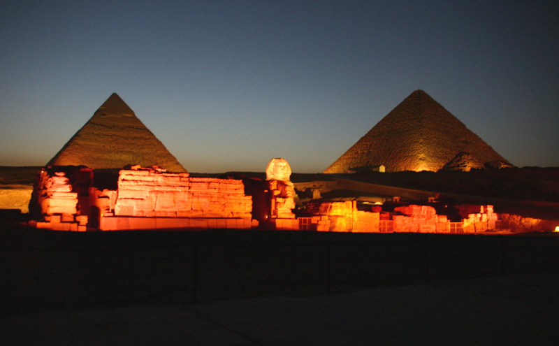 Les pyramides de Gizeh la nuit