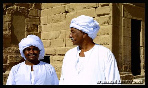 Vieux gardien de Philae avec un de ses fils