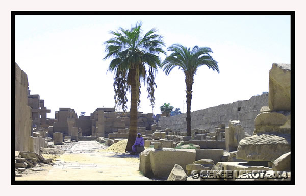 Gardien à l'Ombre d'un palmier à Karnak