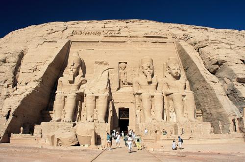 Les colosses de Ramsès II encadrant l'entrée du grand temple