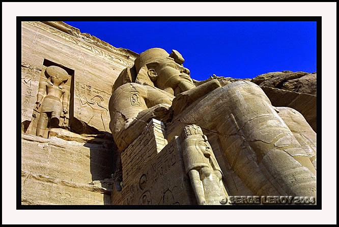Aux pieds de Ramsès II