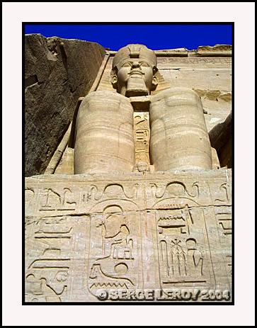 Cartouches royaux de Ramsès à ses pieds