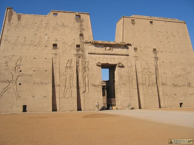 Entrée protégée par des statues du faucon Horus