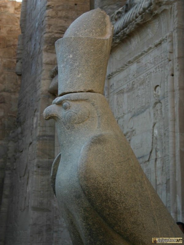 Statue du dieu Horus sous la forme du faucon