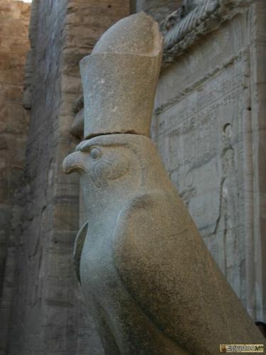 Statue du dieu Horus sous la forme du faucon