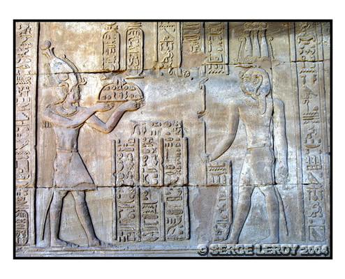 Offrande de pharaon à Horus