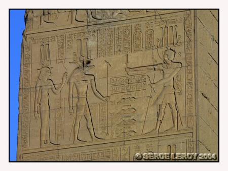 Sobek et Hathor devant le pharaon