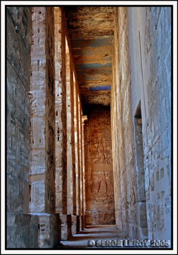 Reliefs et plafond au ciel coloré