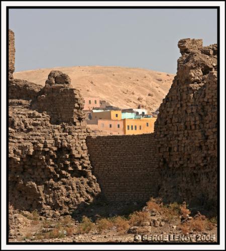 Mur d'enceinte de briques crues