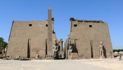 Pylône du temple et obélisque du temple de Louxor