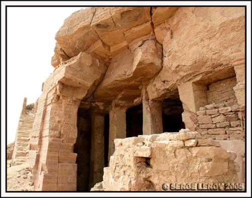 Tombes creusées dans la roche