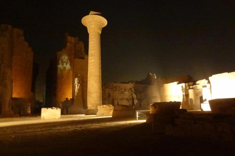 Temple de Louxor dans l'obscurité