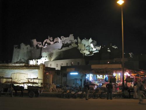 Forteresse de Shâlî illuminé de nuit