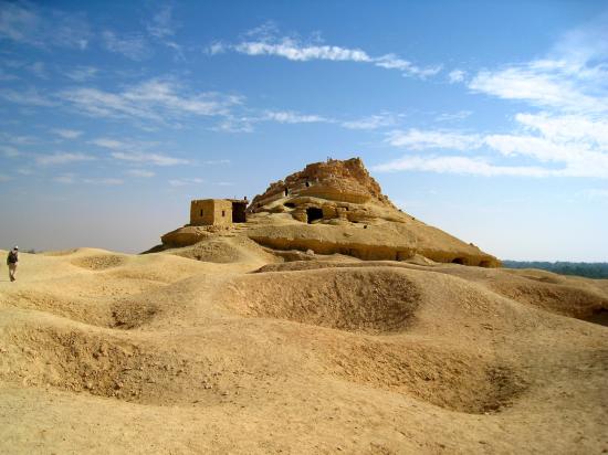Tombes égyptiennes et gréco-romaines taillées dans le calcaire de Gabal Al Mawta la « montagne de la mort ».