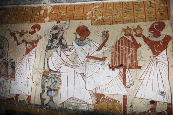 Un des murs montre le chef des brasseurs, également à la tête des réserves royales, présentant des offrandes aux dieux, entouré de sa femme et de sa fille, selon le communiqué du ministère. Photo : PA