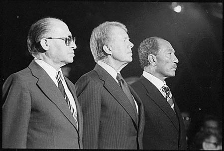 Begin, Carter et el-Sadate au fond, 1978, Camp David