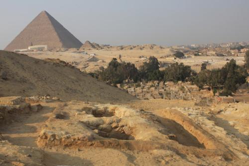 Une vue de la nouvelle tombe, en arrière-plan à la pyramide de Khéops. (Photo: Jennifer Willoughby)