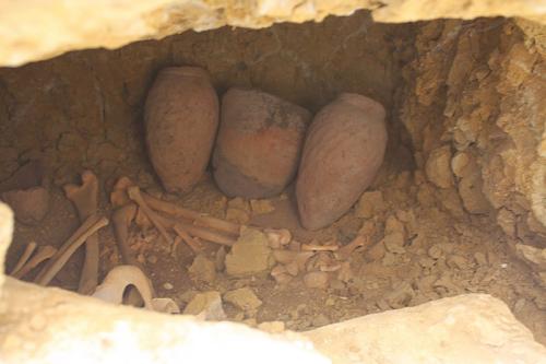 Poteries retrouvé dans l'un des puits funéraires. (Photo: SCA)