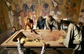 Déplacement du sarcophage de Toutankhamon