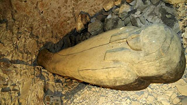 Le cercueil dans la tombe contient une momie intacte