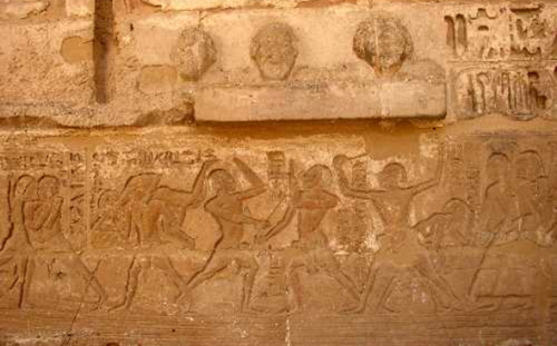 Medinet Habou - A l'extérieur du temple de Ramsès III © Alain Guilleux
