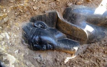 Découverte de deux statues du pharaon Amenhotep 3