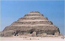 Première pyramide à, degré, construite en Egypte. Haute de 60 m, sa base dessine un rectancle de 140 m par 118 m.