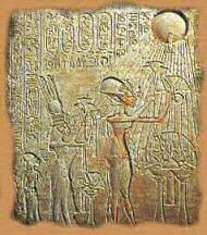 Akhenaton, Néfertiti et leurs filles, adorant le dieu Aton.