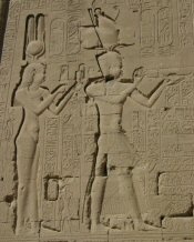 Cléopâtre et son fils Césarion au temple de Denderah