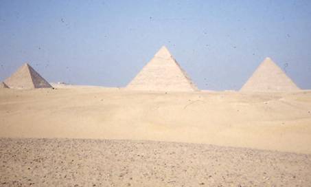 La pyramide de Mykérinos est celle située tout à gauche