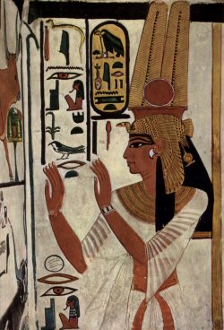 Néfertari représentée avec les attributs de la déesse Hathor