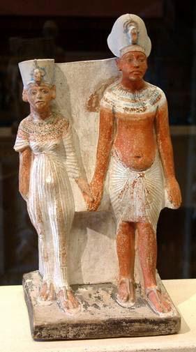Néfertiti en compagnie d'akhenaton, son époux, exposé au Musée du Louvres, Paris