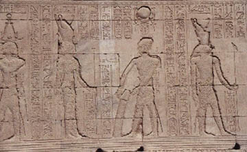 Le pharaon verse le sable dans la tranchée
