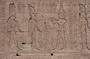 Le pharaon présente les briquettes