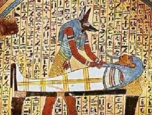 Anubis se penchant sur le défunt